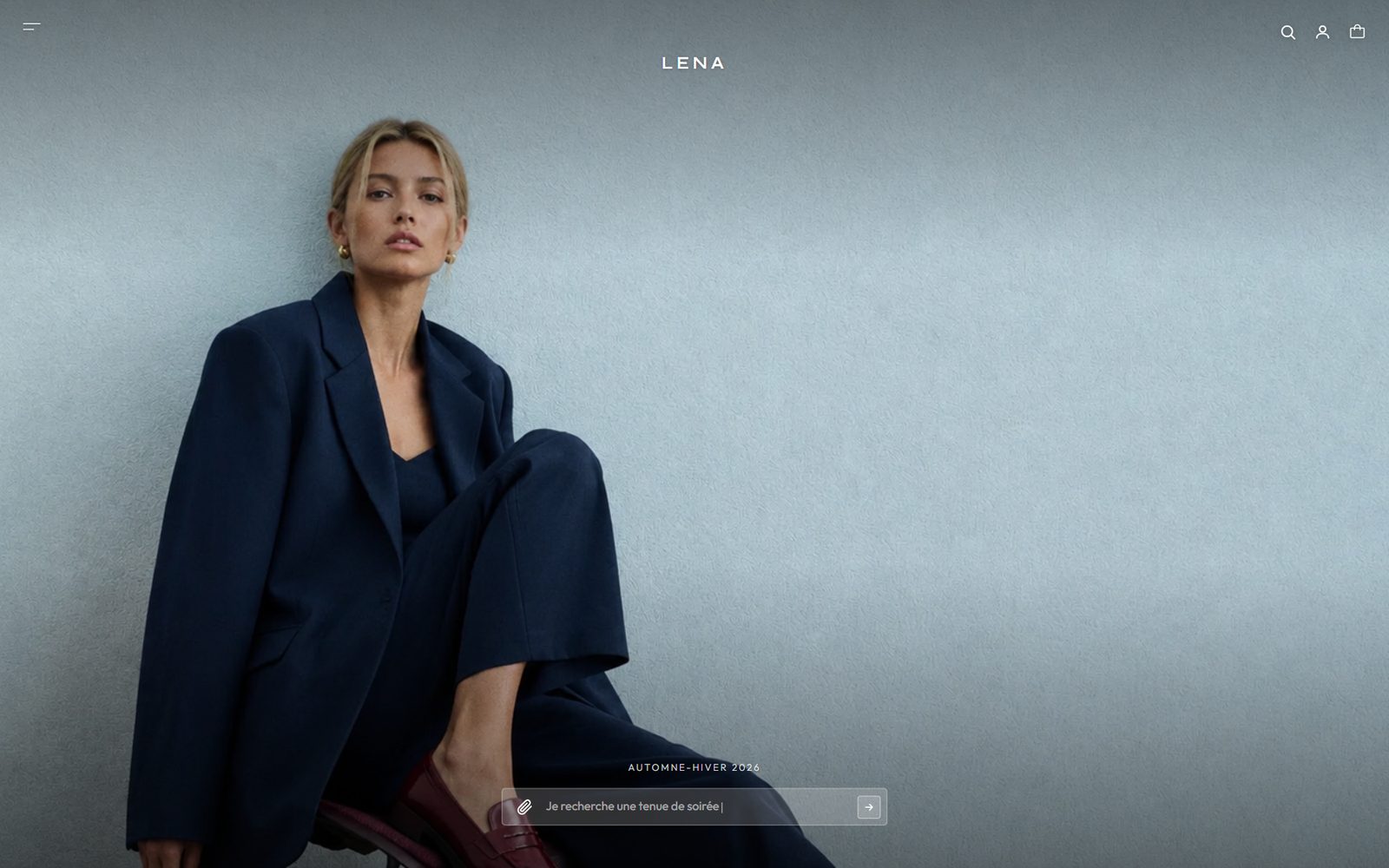 Homepagina van de website van Lena Paris: portret van de collectie Herfst-Winter 2026 en zoekbalk in natuurlijke taal
