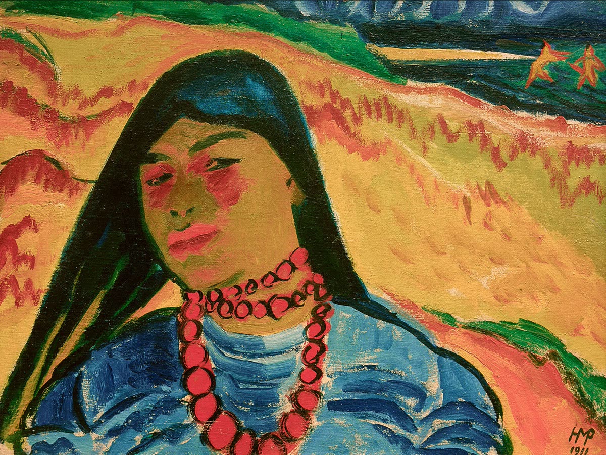 Peinture expressionniste d’une femme aux longs cheveux noirs et collier rouge devant des dunes