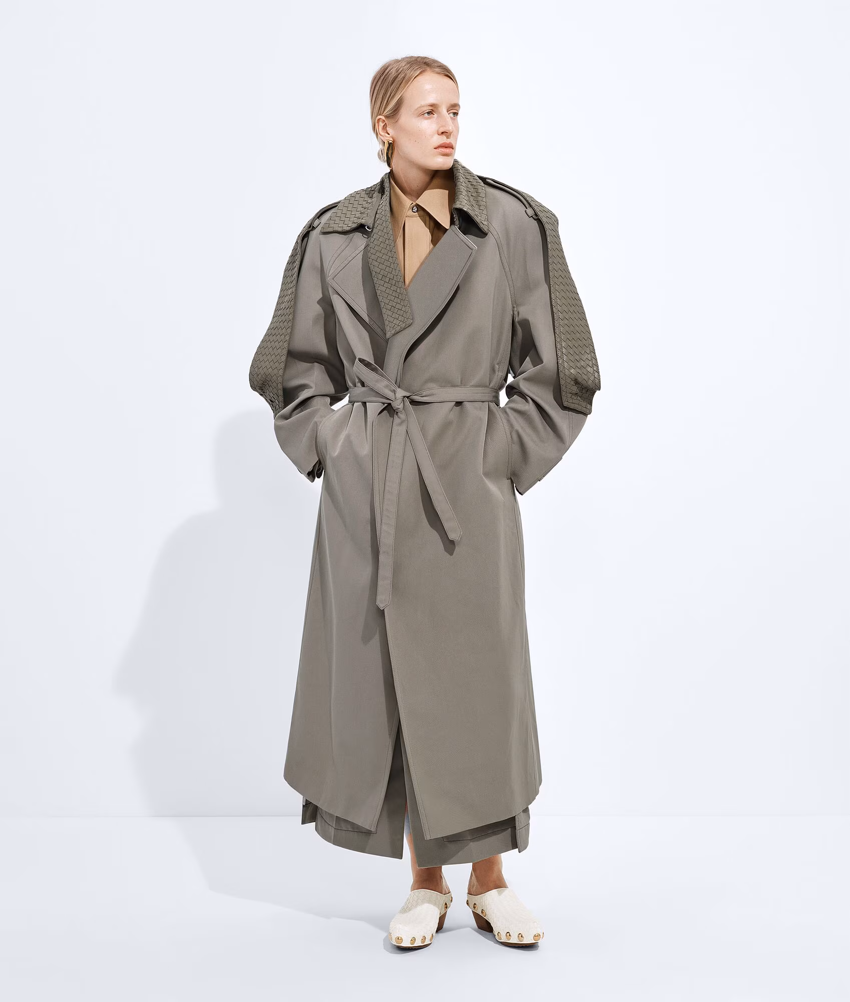 Model in grijze trenchcoat, collectie Lena Paris