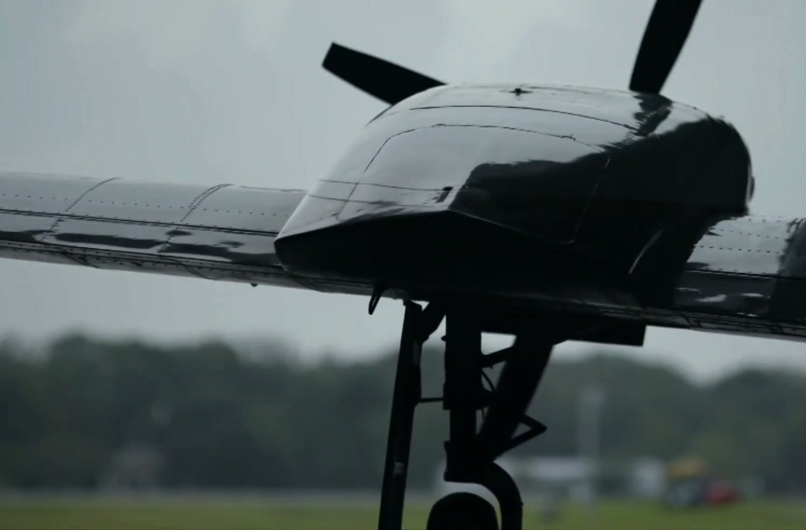 Hélicoptère noir au sol, visuel de LiDAR OS, plateforme de cartographie aérienne