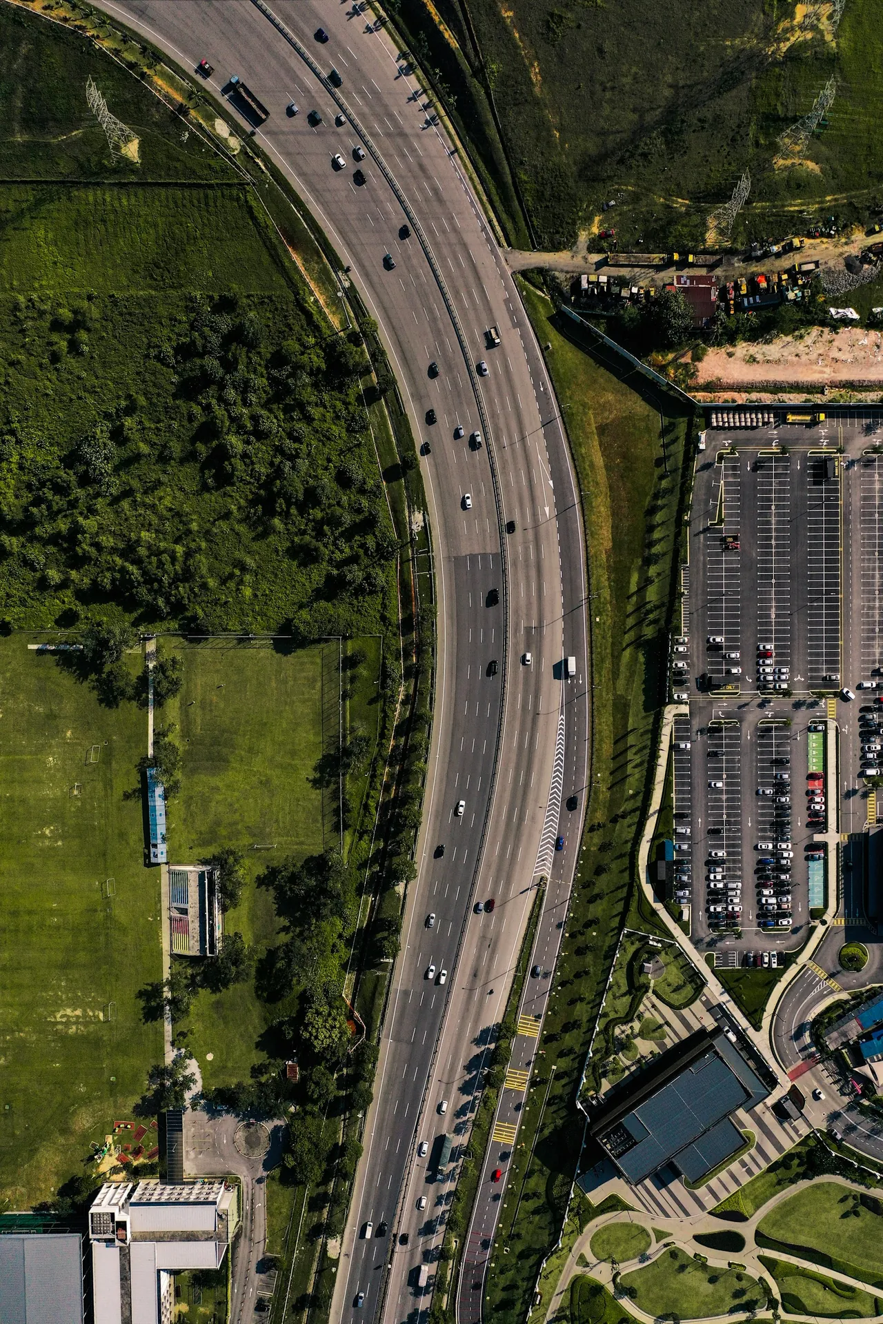 Vue aérienne d'une voie rapide et de parkings, relevé cartographique LiDAR OS