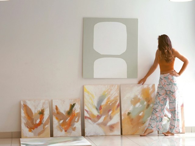 Atelier met doeken op de vloer voor de tentoonstelling Zwevende Ateliers