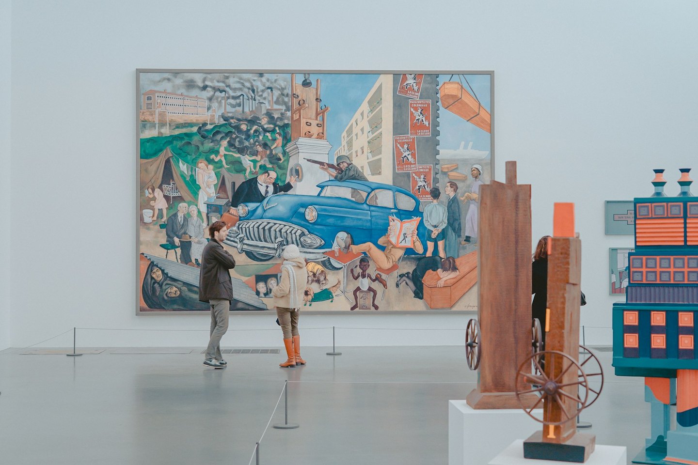 Museumzaal met groot schilderij voor de tentoonstelling Middag in het Museum