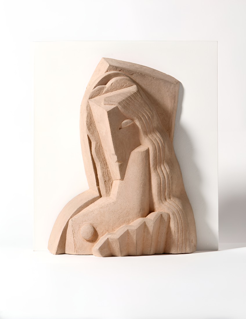 Sculpture en pierre rose d'une figure stylisée, présentée par la Galerie Lucie Monnet
