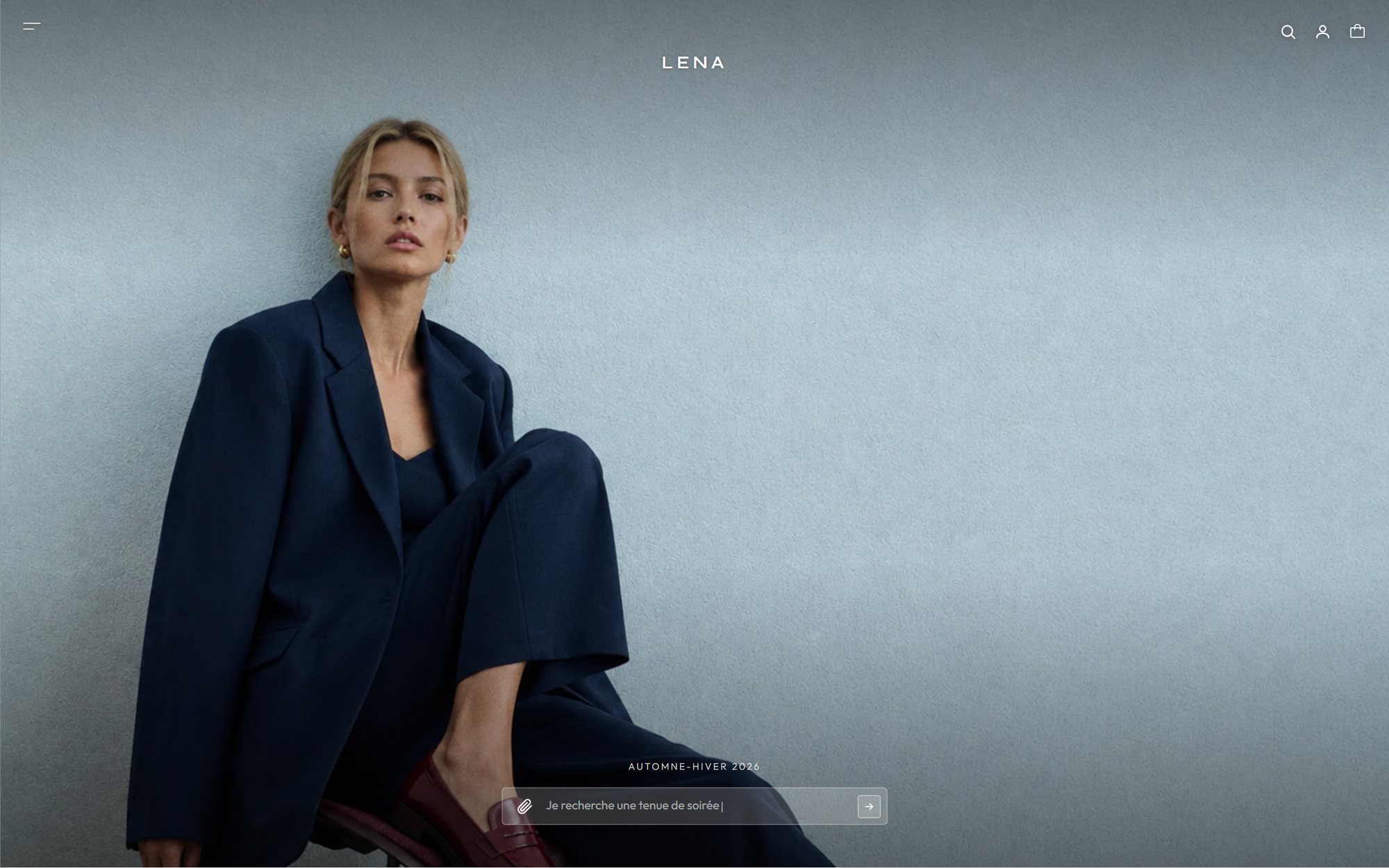 Webdesign mockup (Lena Paris): homepagina van de website van Lena Paris: portret van de collectie Herfst-Winter 2026 en zoekbalk in natuurlijke taal