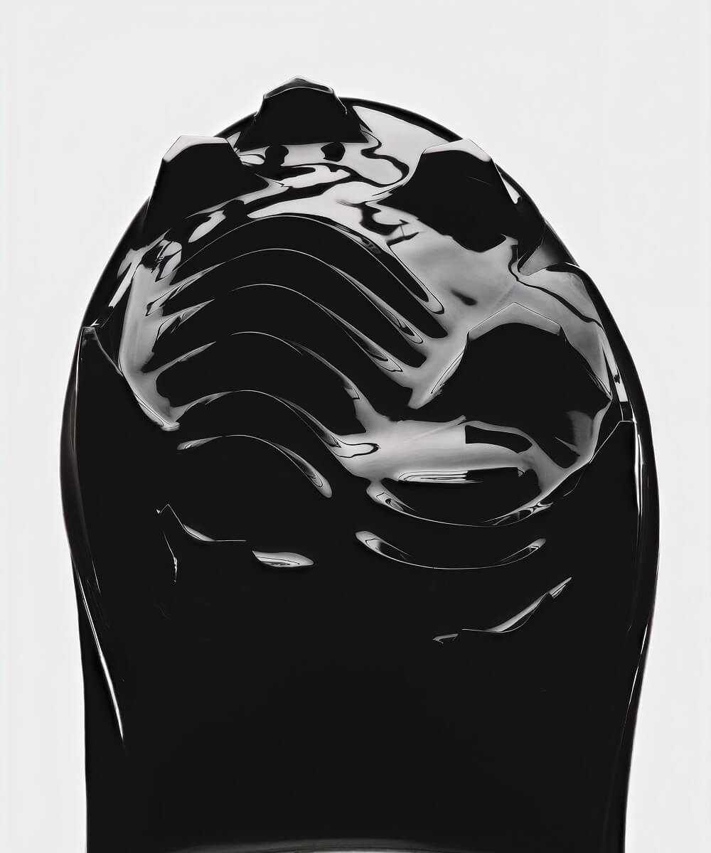 Objet en verre noir aux reflets argentés sur fond blanc, pour Global Meridian Yacht