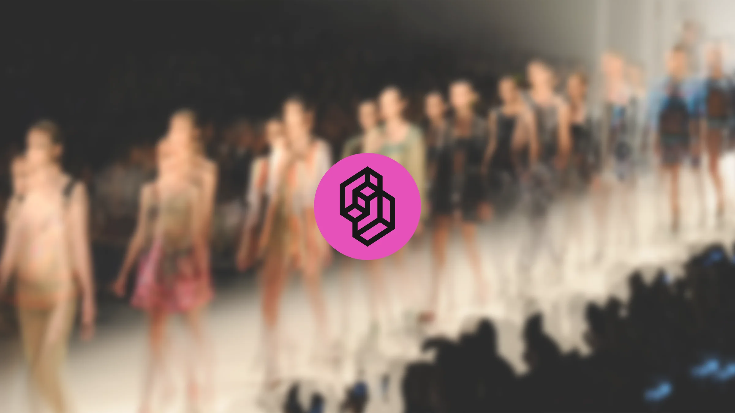 TypeSafe AI-logo boven een vervaagde modeshow