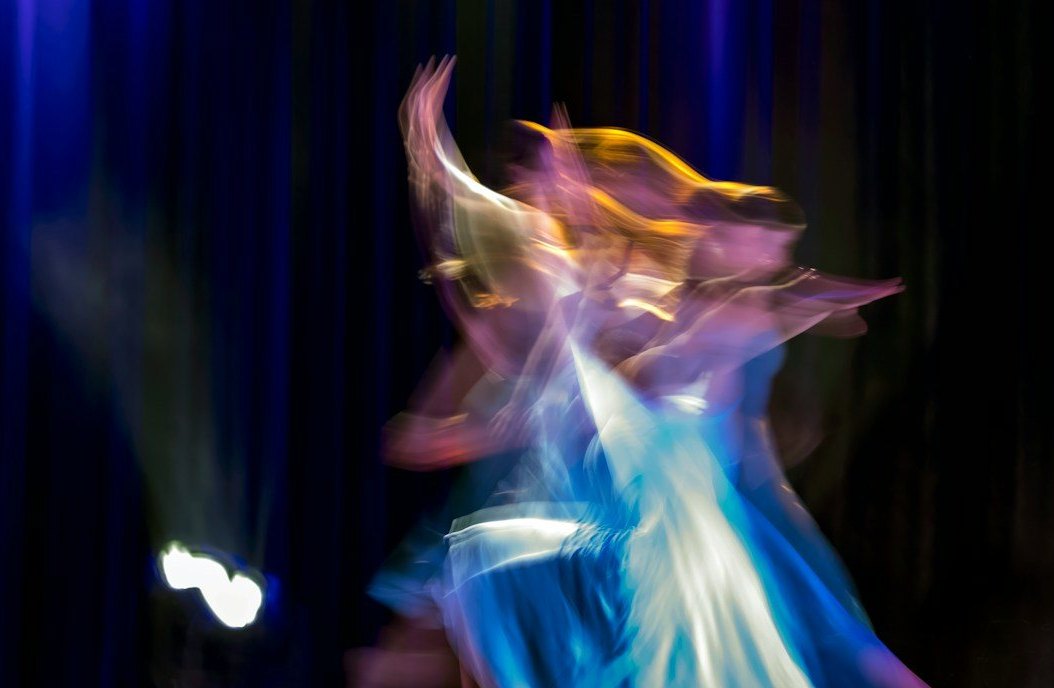 Danseuse en mouvement, traînées de lumière bleue et dorée sur fond noir, journal de Studio 47