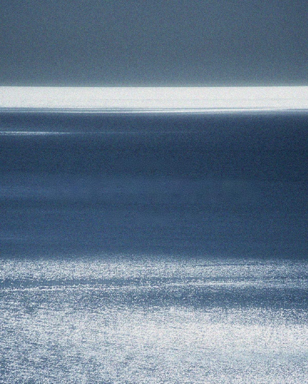 Mer bleue et ligne d'horizon, visuel de la campagne « L'Été éternel » de Studio 47