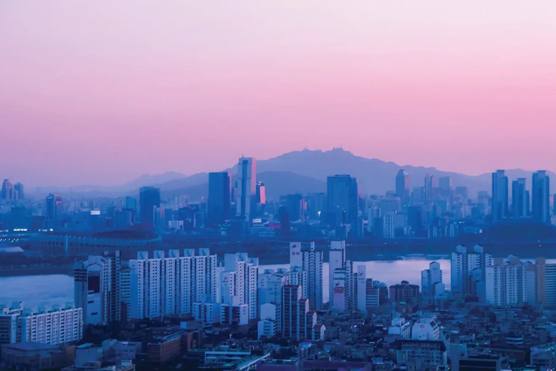Séoul au crépuscule sous un ciel rose, production visuelle Studio 47