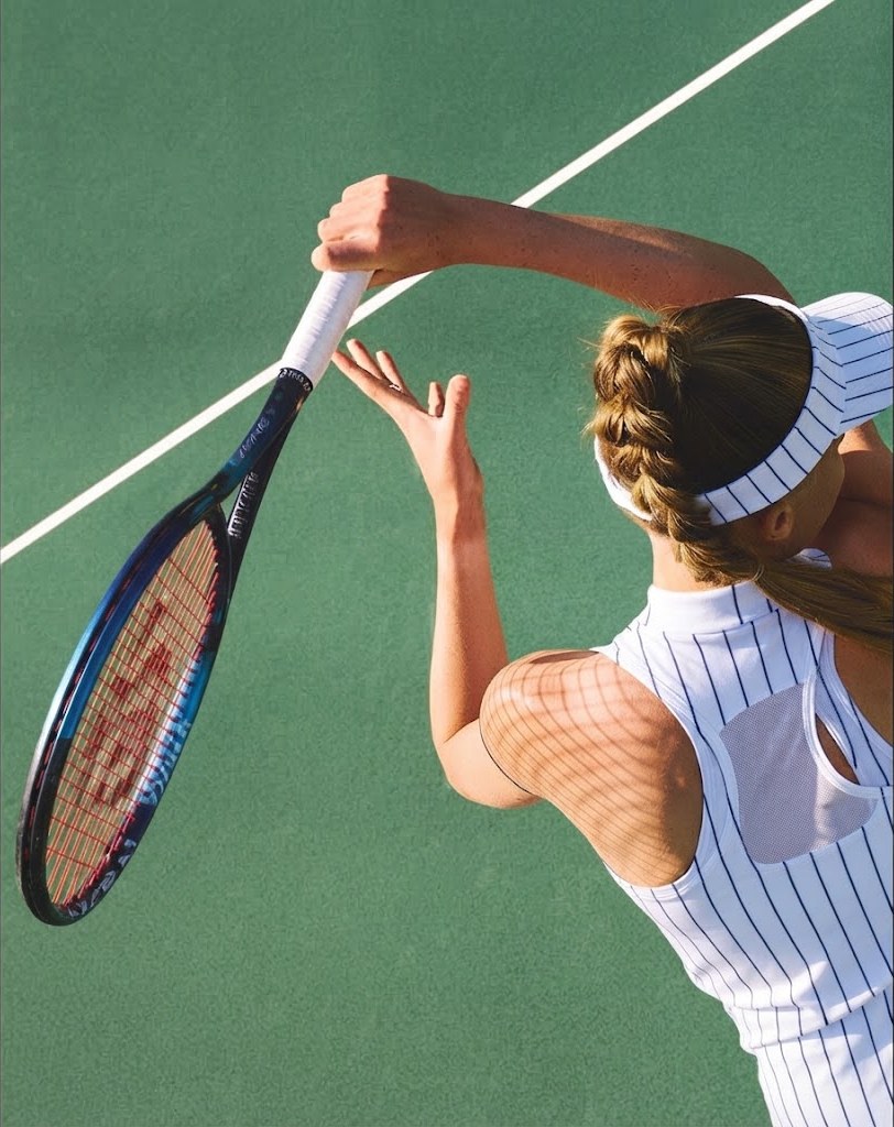 Joueuse de tennis au service, campagne sport réalisée par Studio 47